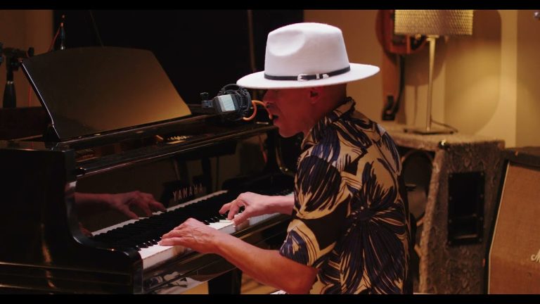 Vico C – Inside Pánico – Ella Se Va – En Vivo a Piano (Sonido Ambiental)
