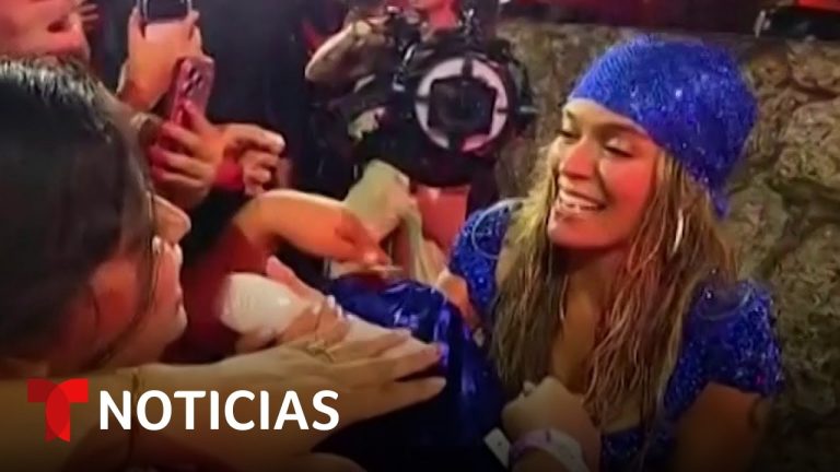 Karol G baja del escenario para cantar junto a una niña en Los Angeles | Noticias Telemundo